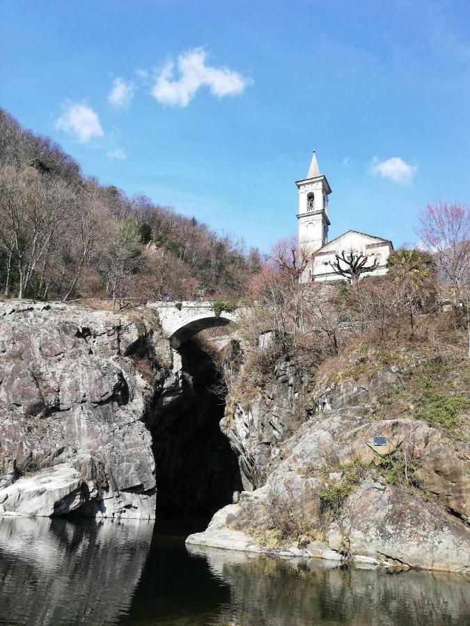 Appartamento Giardino Porto Valtravaglia Esterno foto